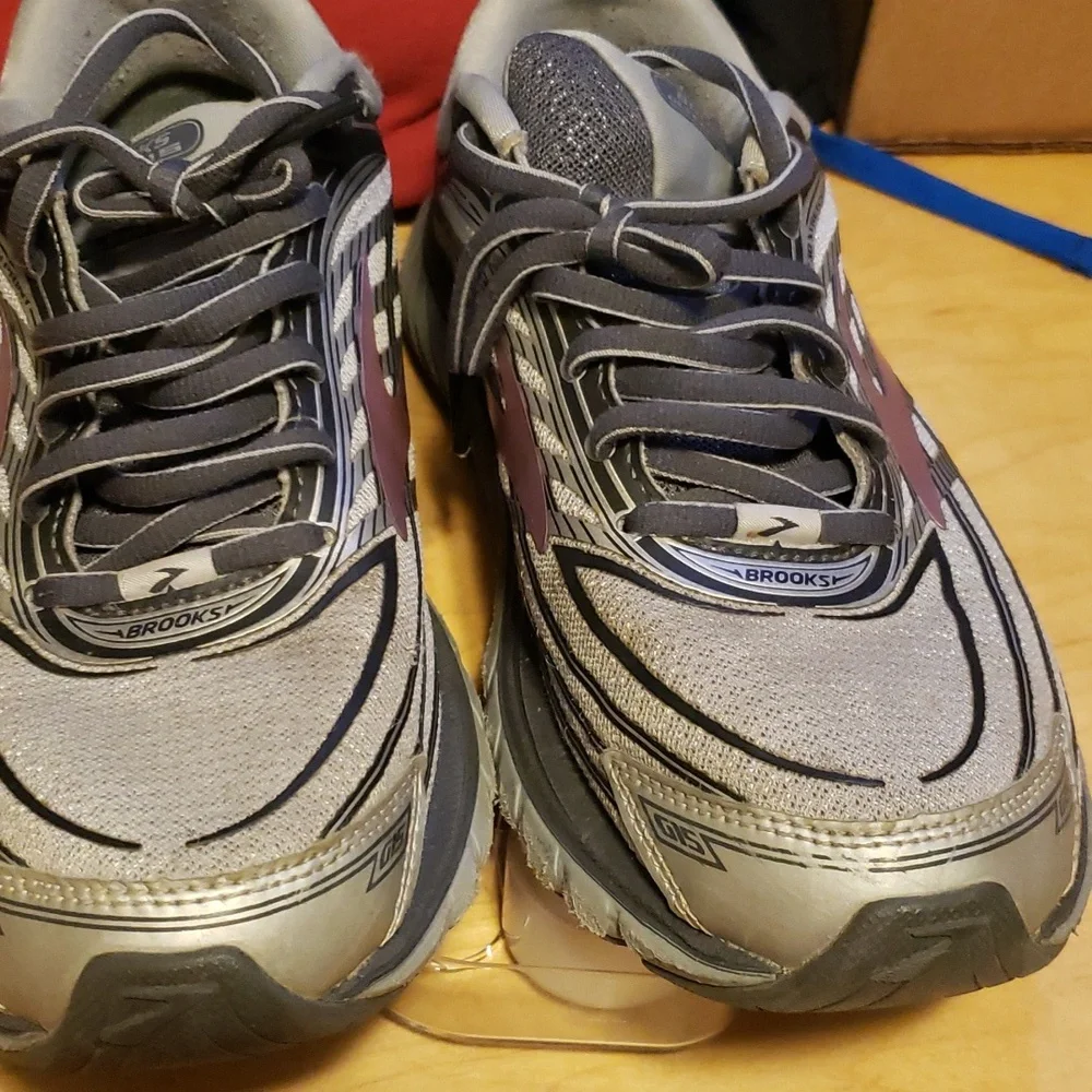 Brooks shoes - Picture 5 of 7